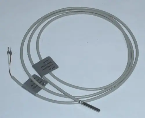 Kabel mit Temperatursensor für Daikin Heizsystem. Der Sensor hat eine metallene Spitze und graue Ummantelung, angeschlossen durch einen kleinen Stecker mit zwei Drähten.